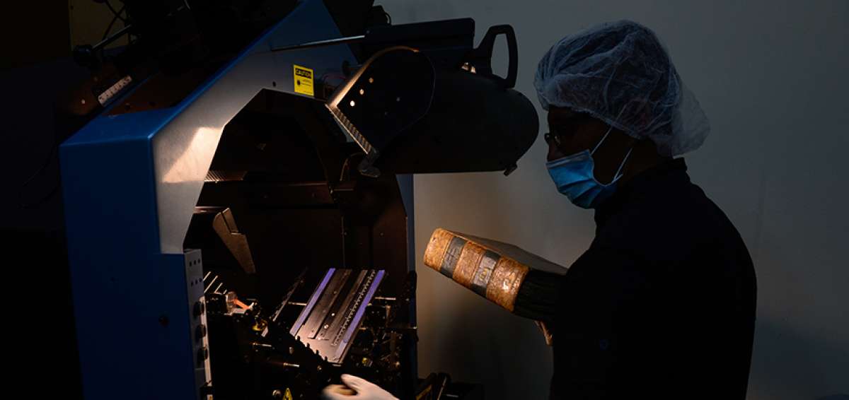 El t&eacute;cnico Jhonathan Chango, del Consorcio MEB Seventeen Mile, pone uno de los libros de Actas de Cabildo en el esc&aacute;ner de Kirtas 2010. El robot especializado en libros patrimoniales fue fabricado en Alemania y ensamblado en Chile.