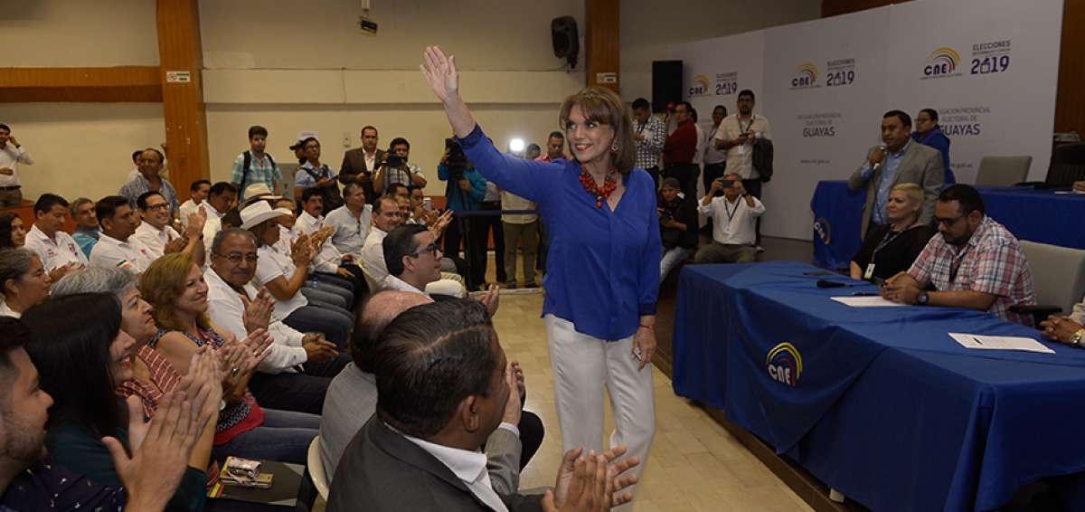 Gustavo Larrea, presidente nacional de Democracia S&iacute;, acompa&ntilde;&oacute; a Juana Vallejo a la inscripci&oacute;n de su candidatura para la Prefectura del Guayas.