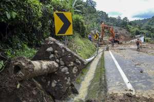 La carretera Al&oacute;ag-Santo Domingo permanece bloqueada por deslaves desde el 19 de marzo. Esto ha generado cierres en las v&iacute;as. Foto: Cortes&iacute;a