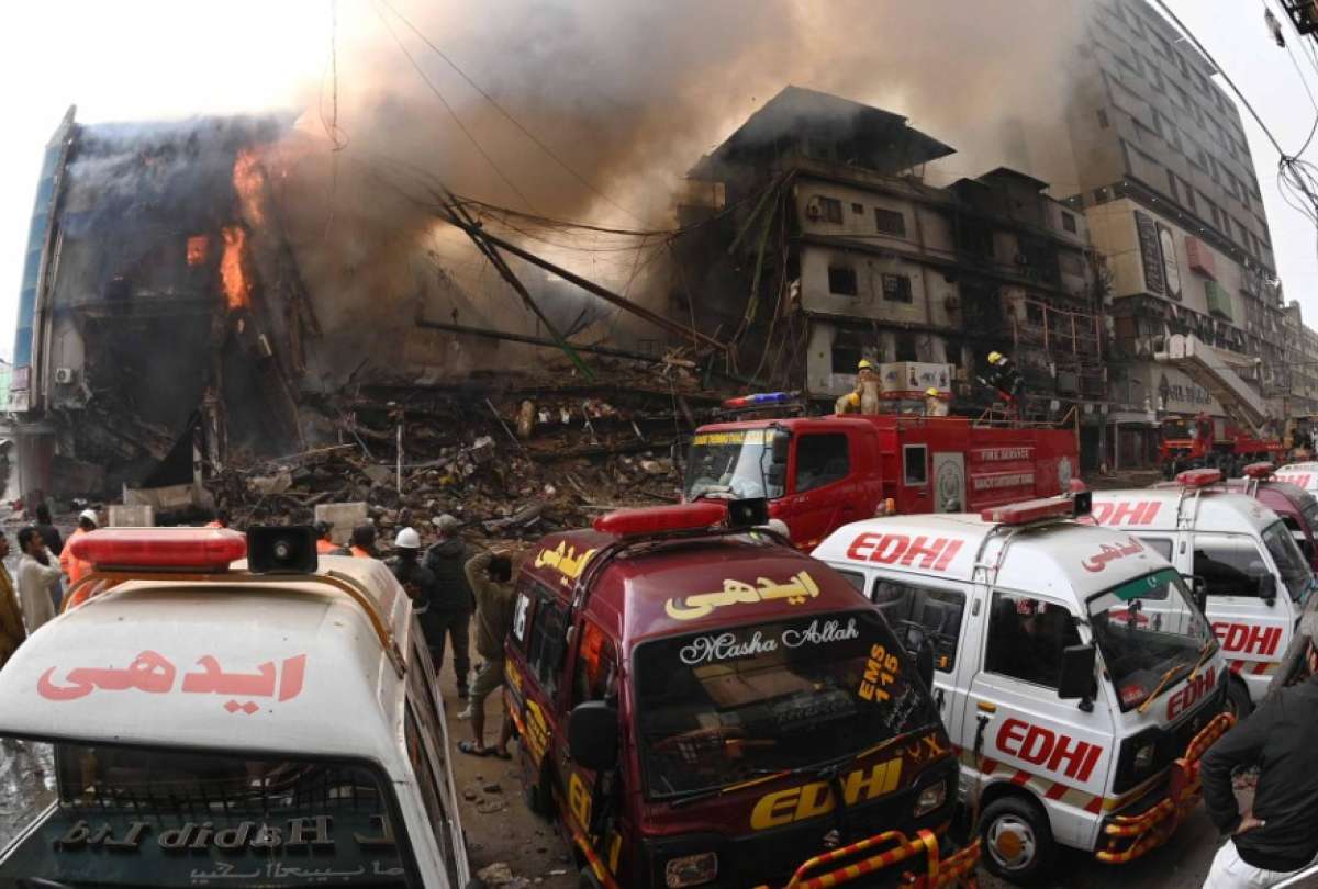  Fotograf&iacute;a tomada con una lente ojo de pez muestra al personal de rescate en el incendio del centro comercial pakistan&iacute; Gul Plaza, Pakist&aacute;n que albergaba unas 1.200 tiendas.