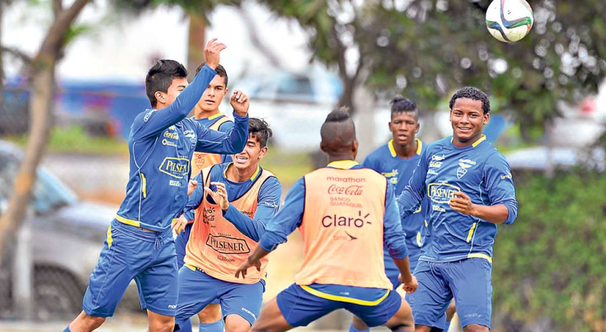 Jugadores de la selecci&oacute;n ecuatoriana sub-17 realizan una din&aacute;mica con el bal&oacute;n durante la primera parte de la pr&aacute;ctica, el martes pasado, en Fedenador. Foto: Wlliam Orellana / El Tel&eacute;grafo