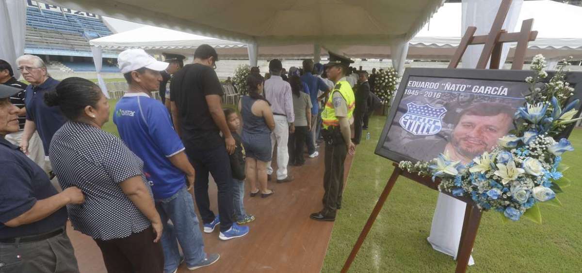 Hinchas hacen fila para observar el f&eacute;retro del &Ntilde;ato. 