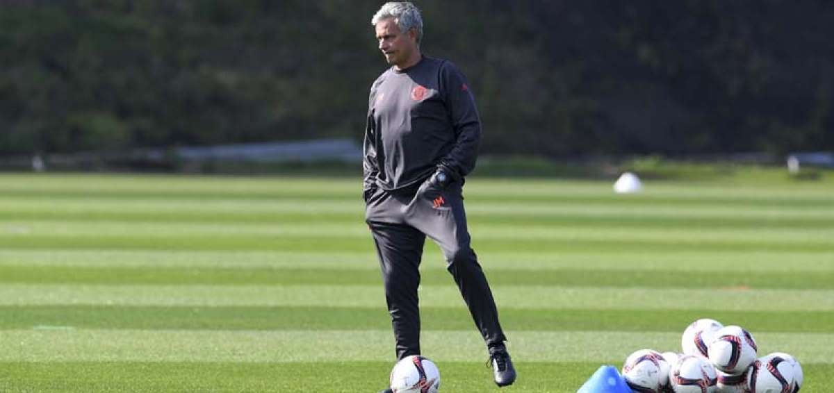 El United pag&oacute; $25 millones a Mourinho y a su equipo por despedirlos