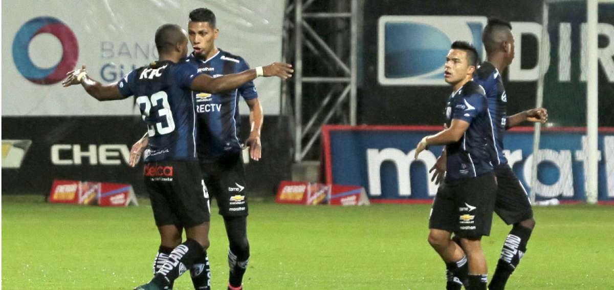 El delantero Miller Castillo (23) celebra el gol junto con Luis Fernando Le&oacute;n y Johnny Uchuari, ayer en el estadio General Rumi&ntilde;ahui de Sangolqu&iacute;.