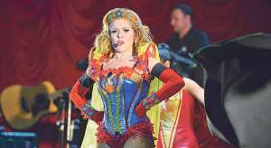 Durante su recital en Guayaquil, la cantante mexicana cambi&oacute; varias veces su vestuario. El p&uacute;blico no par&oacute; de tomarle fotos. Foto: Miguel Castro / El Tel&eacute;grafo