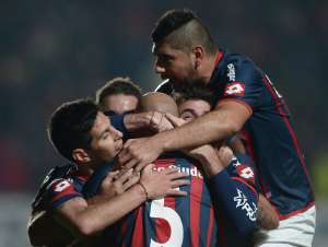 ugadores de San Lorenzo celebran despu&eacute;s de anotar un gol ante Bol&iacute;var. Foto: 