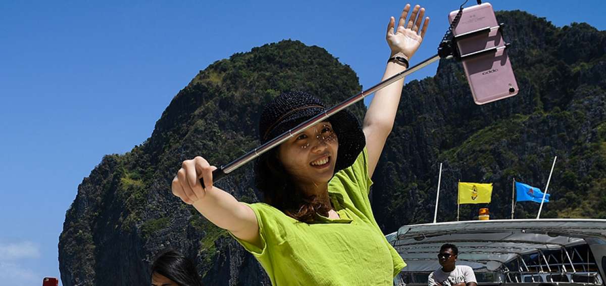 Una turista se hace una autofoto en la isla Maya (Tailandia). Autoridades regular&aacute;n la entrada por la poluci&oacute;n.  
