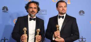 Alejandro Gonz&aacute;lez I&ntilde;&aacute;rritu y Leonardo DiCaprio posan con los Globos de Oro obtenidos el domingo por el filme El Renacido.