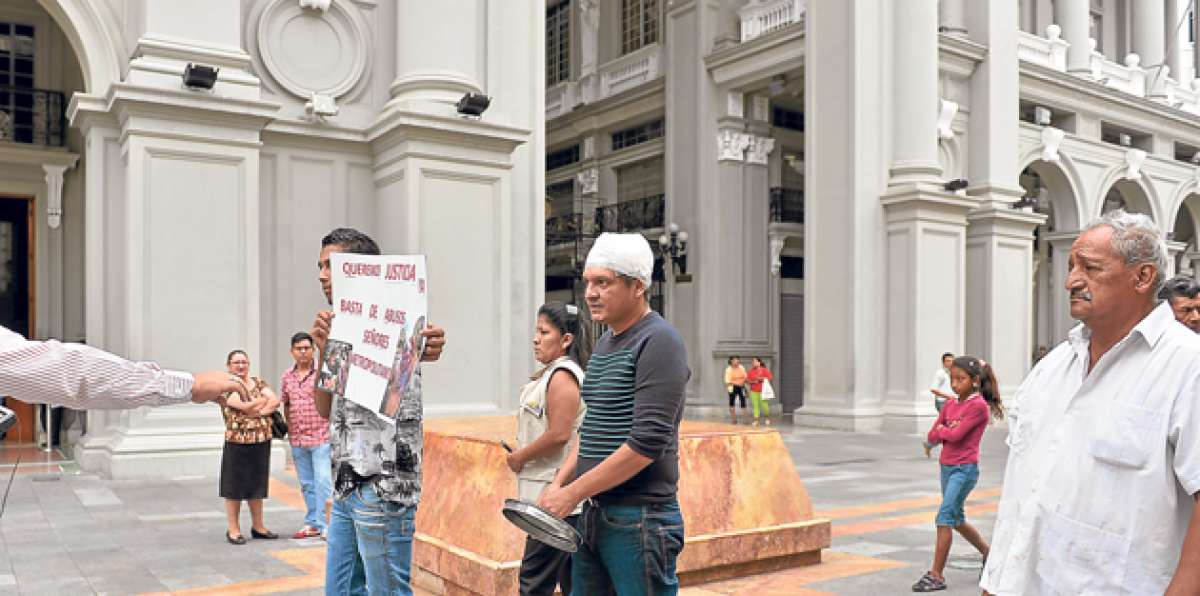 Jos&eacute; Salazar muestra una tapa de acero similar a la que usaron para golpearlo en la cabeza en un decomiso. Foto: William Orellana / El Tel&eacute;grafo