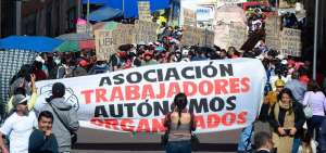 Comerciantes informales rechazan los maltratos de los polic&iacute;as metropolitanos