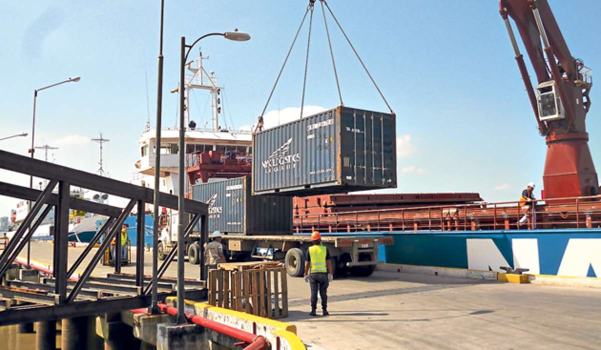 Desde el muelle Caraguay se cargaron los contenedores con productos perecibles al buque Manizales, que parti&oacute; rumbo a Gal&aacute;pagos. FOTO: SUBSECRETAR&Iacute;A  DE PUERTOS