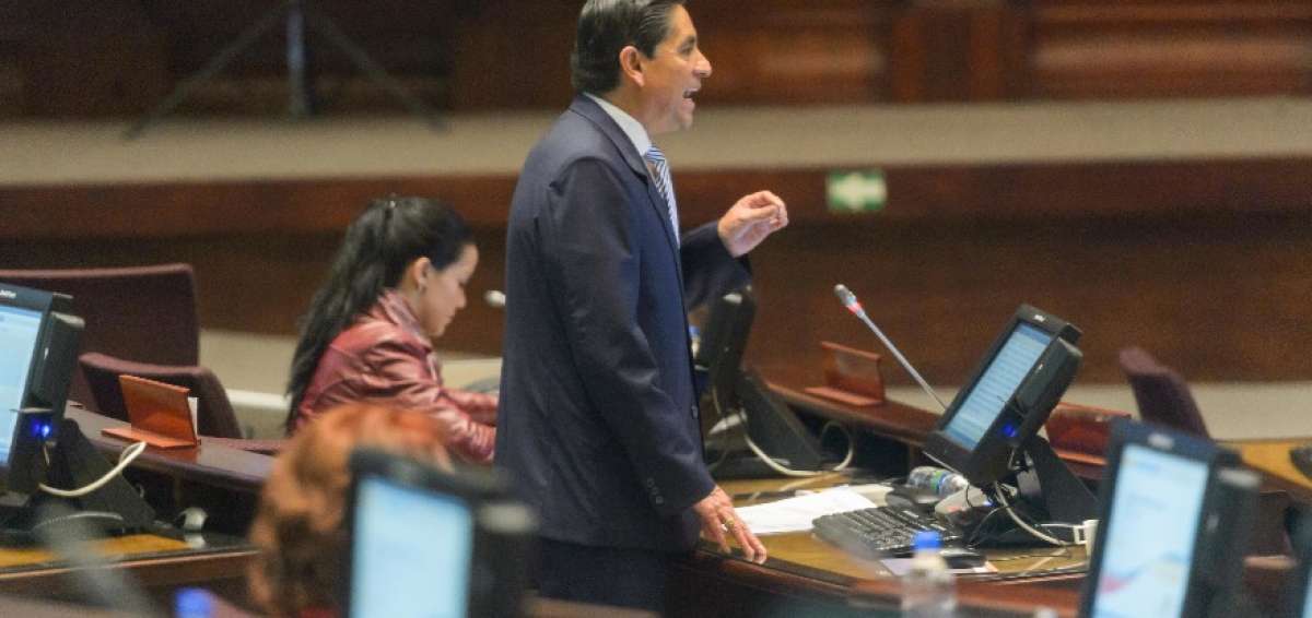 El presidente de la Comisi&oacute;n de Justicia, Mauro Andino, explic&oacute; ante el pleno el contenido del informe.
