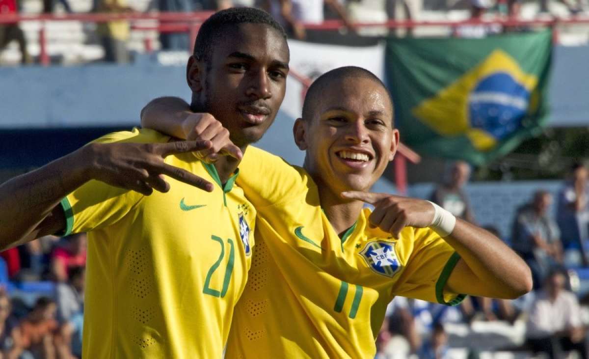 Guilherme (i) puso el 2-0 definitivo en la victoria de Brasil. Foto: Agencia AFP