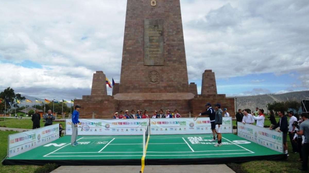El encuentro se realiz&oacute; frente al monumento que se levant&oacute; en el sitio donde atraviesa la l&iacute;nea ecuatorial. Foto: tomada de @EcuadorOpenQui