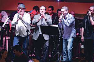 El concierto fue abierto por Manny Way quien regal&oacute; discos a los grupos m&aacute;s animados de la noche. Interpret&oacute; temas rom&aacute;nticos y salseros.  Abajo: Nando Ruiz hizo un mix de &eacute;xitos de los noventa. 