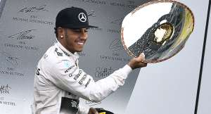 Lewis Hamilton durante los reconocimientos a los ganadores del Gran Premio de B&eacute;lgica, ayer. Foto: AFP