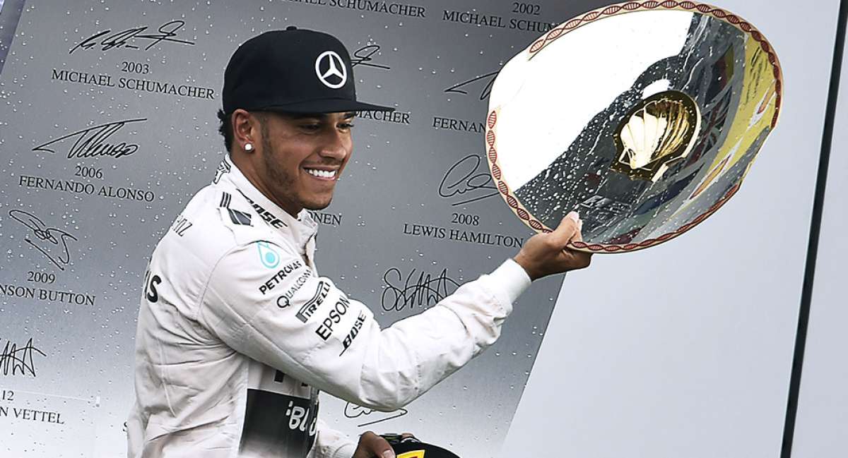 Lewis Hamilton durante los reconocimientos a los ganadores del Gran Premio de B&eacute;lgica, ayer. Foto: AFP
