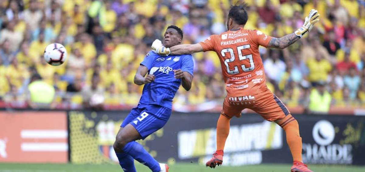 Momento en el que el portero de Barcelona golpe&oacute; a Daniel Angulo, delantero de Emelec.