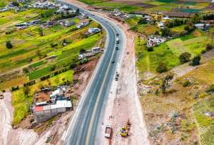 Maquinaria pesada ejecuta trabajos de remoci&oacute;n y excavaci&oacute;n en el tramo Yambo&ndash;Ambato.