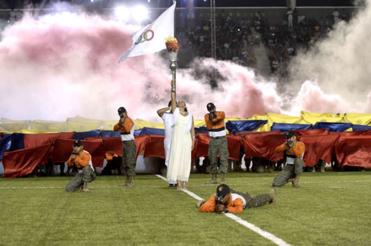 La coreograf&iacute;a que prepararon los cadetes de la Infanter&iacute;a de Marina tuvo de fondo la canci&oacute;n &lsquo;They don&acute;t care about us&rsquo;, del &lsquo;rey del pop&rsquo; Michael Jackson. El p&uacute;blico aplaudi&oacute; fervorosamente esta presentaci&oacute;n. Fotos: Karly Torres / El Tel&eacute;grafo