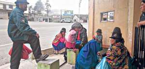 En las afueras de la tienda de Irene Mendoza, un grupo de ind&iacute;genas espera por el bus que los llevar&aacute; al cercano cant&oacute;n El Tambo. Fotos: Xavier Letamendi / El Tel&eacute;grafo