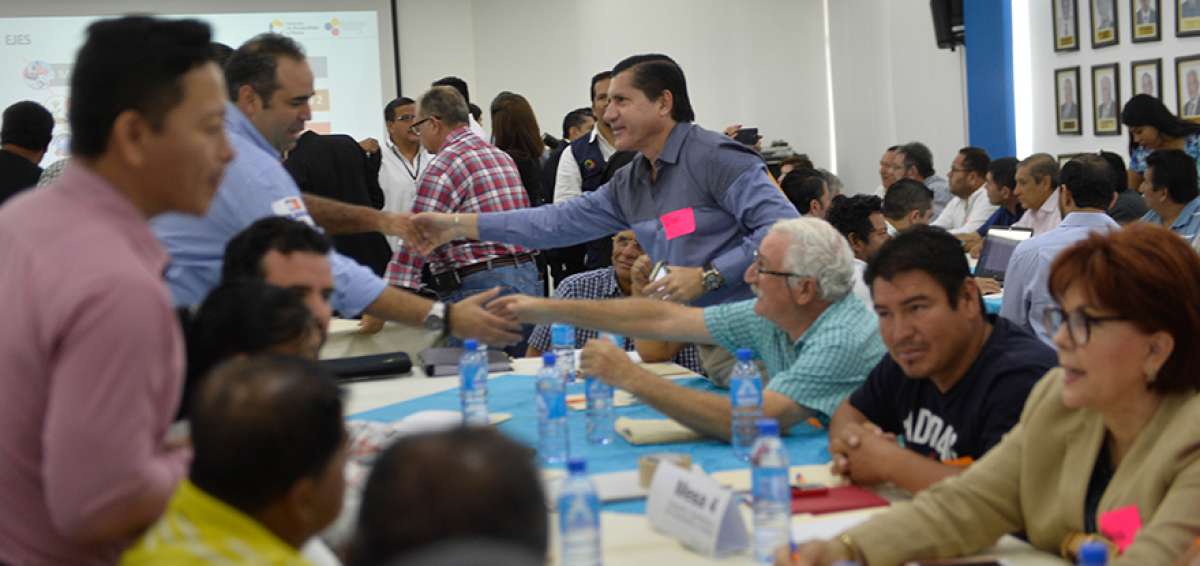 Cerca de 100 representantes de los sectores pesquero y camaronero asistieron a la mesa sectorial en Manta.