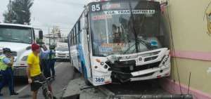 Las primeras informaciones se&ntilde;alan que, al parecer, el chofer sufri&oacute; un preinfarto, lo que habr&iacute;a causado el accidente.