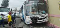 Las primeras informaciones señalan que, al parecer, el chofer sufrió un preinfarto, lo que habría causado el accidente.