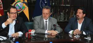 Javier C&oacute;rdova (izq.), Carlos Cordero (centro) y Walter Garc&iacute;a (der.) durante la firma del convenio.