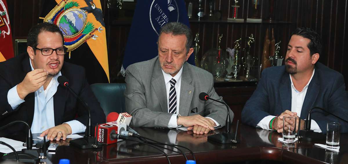 Javier C&oacute;rdova (izq.), Carlos Cordero (centro) y Walter Garc&iacute;a (der.) durante la firma del convenio.