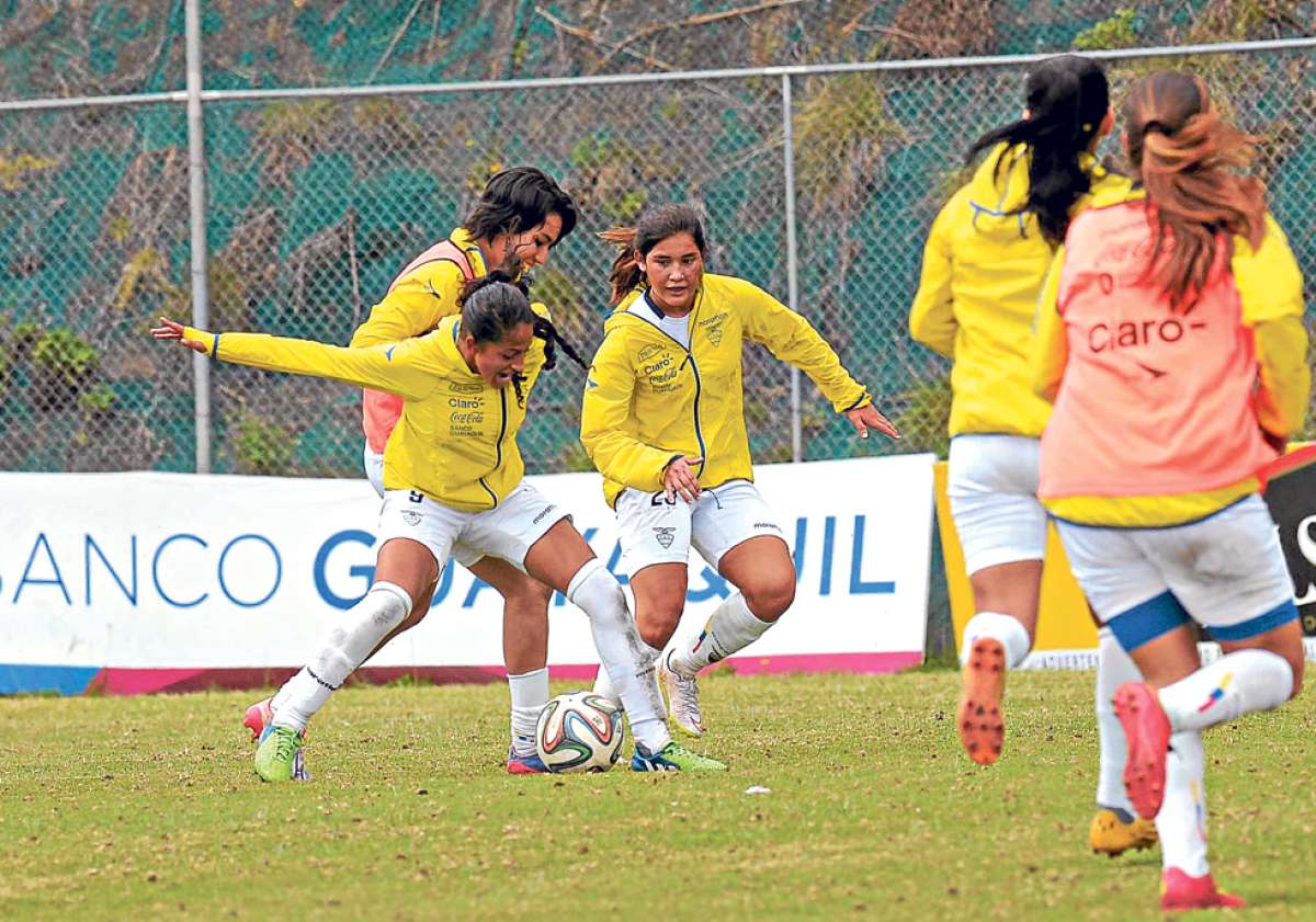 Manoly Baquerizo y Yajaira Vizuete buscan espacio en la &lsquo;Tri&rsquo;, que el 5 y 7 de febrero enfrentar&aacute; a su par &lsquo;azteca&rsquo;. Sus rendimientos en esos partidos definir&aacute;n si se quedan. Foto: Santiago Aguirre