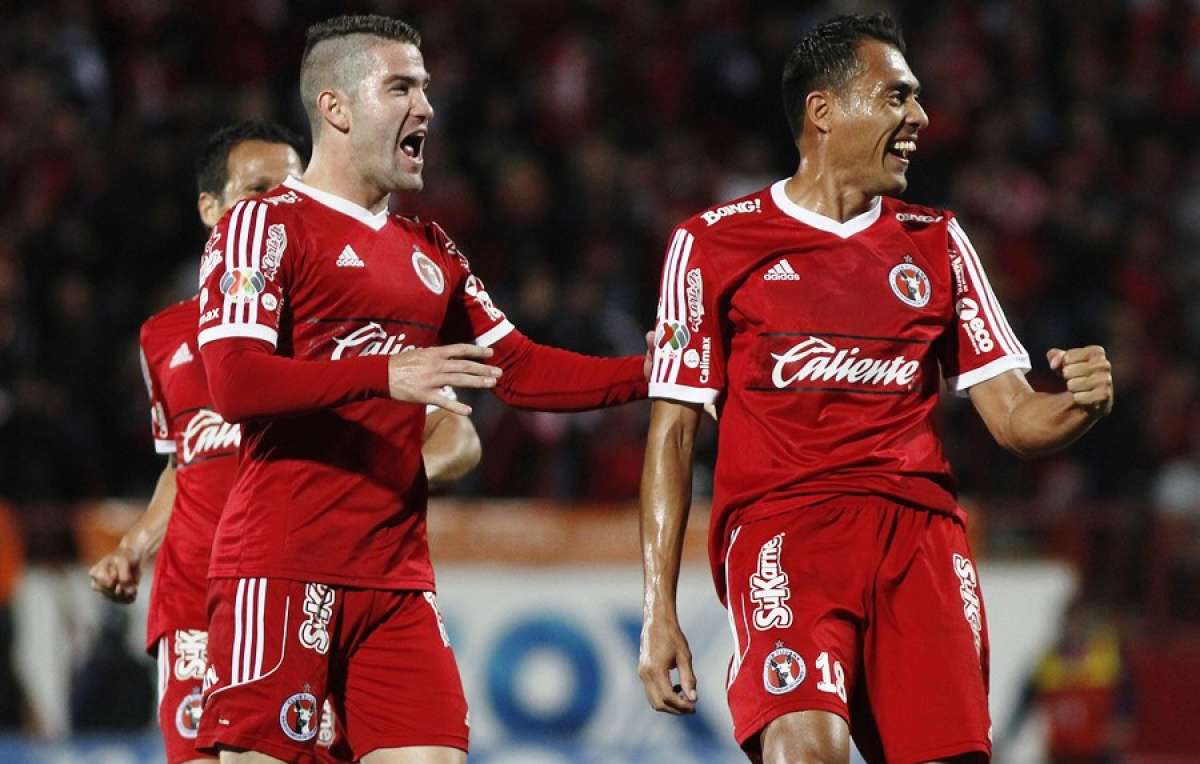 Arango (d), mediocampista de los Xolos, lanz&oacute; una mordida al hombro izquierdo del mexicano Jes&uacute;s Zavala. Foto: Agencia AFP