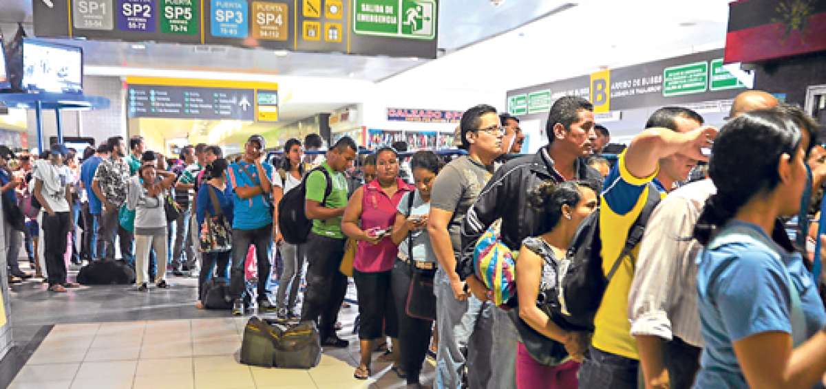 Las cooperativas que cubren las rutas hacia varios cantones de la provincia de Manab&iacute; fueron las m&aacute;s concurridas ayer en la terminal terrestre de Guayaquil. Foto: Carina Acosta.