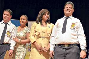 Joel Rivera (izquierda) y Diego P&eacute;rez (derecha) de la unidad Anne Sullivan se graduaron ayer en Guayaquil Eduardo Escobar / El Tel&eacute;grafo