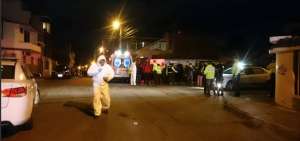 Personal de Medicina Legal, en Riobamba, durante el levantamiento del cuerpo del concejal asesinado el pasado 14 de julio.
