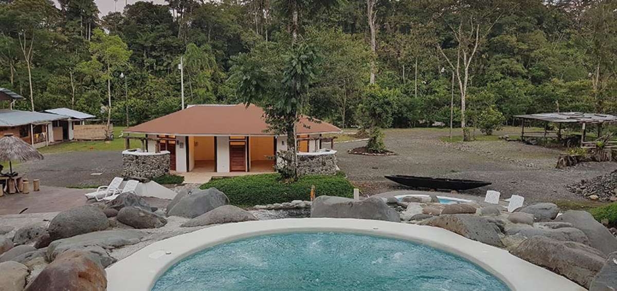 La zona h&uacute;meda, el bar y el puente de ingreso son espacios ideales para el esparcimiento y distracci&oacute;n de los hu&eacute;spedes.