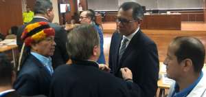 El exvicepresidente conversa con Ricardo Pati&ntilde;o y asamble&iacute;stas del ala corre&iacute;sta durante un receso en la audiencia.