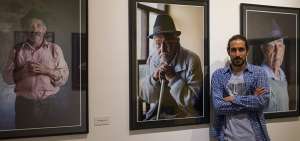 El fot&oacute;grafo Mart&iacute;n Jaramillo Serrano junto a los retratos que hizo para el libro Arrieros: historias de ca&ntilde;a y contrabando. Fueron 56 personajes. Los encuadres son tres.