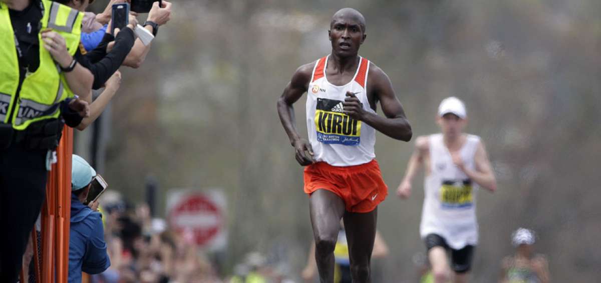 Kirui super&oacute; en la recta final al estadounidense Galen Rupp con un tiempo de 2 horas 9 minutos y 37 segundos. Ambos atletas debutaron en la edici&oacute;n 121 de esta prueba. 