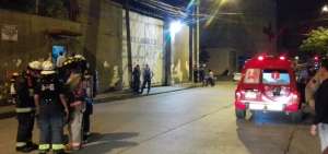 Cerca de una hora permanecieron en el lugar los bomberos, mientras la situaci&oacute;n quedaba totalmente controlada.