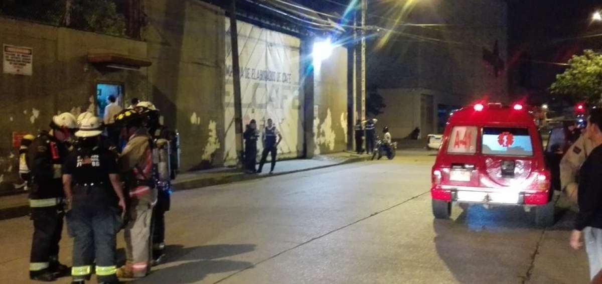 Cerca de una hora permanecieron en el lugar los bomberos, mientras la situaci&oacute;n quedaba totalmente controlada.