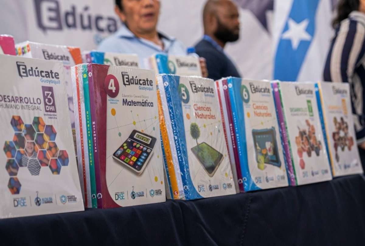La suspensi&oacute;n de la entrega de textos escolares en Guayaquil responde a la ca&iacute;da del proceso de contrataci&oacute;n, lo que impide legalmente su distribuci&oacute;n en 2026.