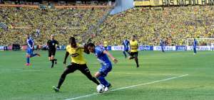 Anderson Ord&oacute;&ntilde;ez (i) fall&oacute; en la salida con la pelota, pero estuvo a punto de marcar el 2-2 al final. En esta jugada marca a &Aacute;ngel Mena.