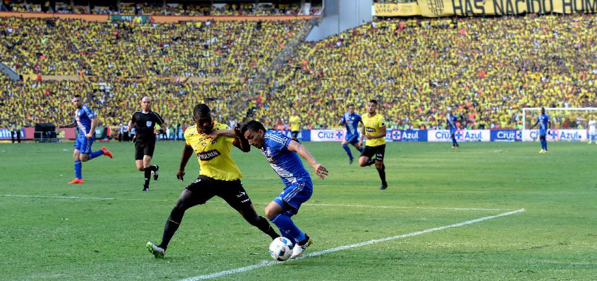 Anderson Ord&oacute;&ntilde;ez (i) fall&oacute; en la salida con la pelota, pero estuvo a punto de marcar el 2-2 al final. En esta jugada marca a &Aacute;ngel Mena.