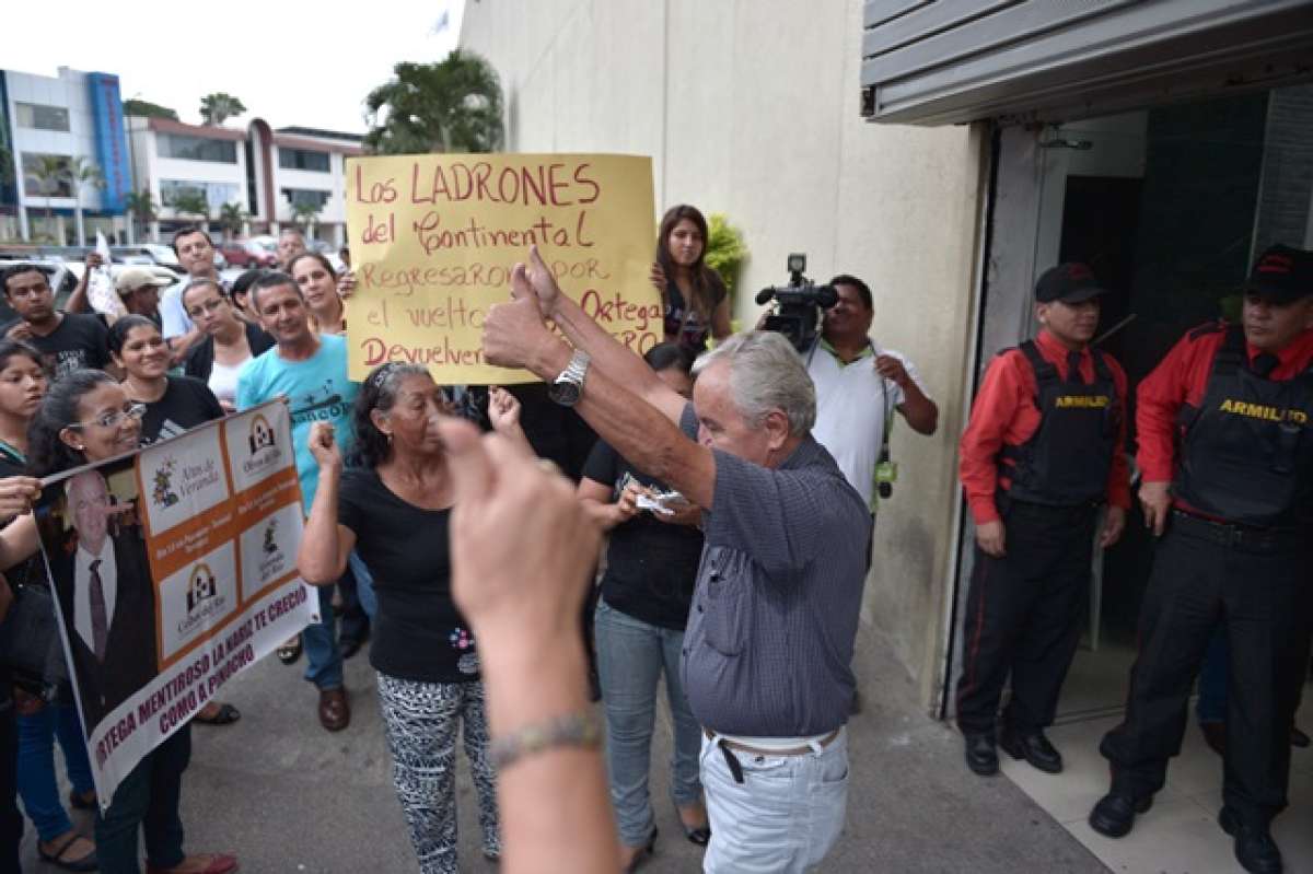 Las afectados presentes en la audiencia salieron del edificio mostrando su alegr&iacute;a por la decisi&oacute;n del caso. Foto: William Orellana / El Tel&eacute;grafo