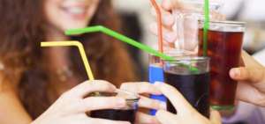Detectan m&aacute;s riesgo de muerte prematura en mujeres que toman bebidas azucaradas