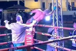 Un momento de pánico vivió un boxeador y los asistentes a una pelea, luego de que una descarga eléctrica lo afectara mientras celebraba su triunfo.