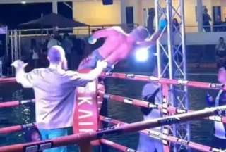 Un momento de pánico vivió un boxeador y los asistentes a una pelea, luego de que una descarga eléctrica lo afectara mientras celebraba su triunfo.
