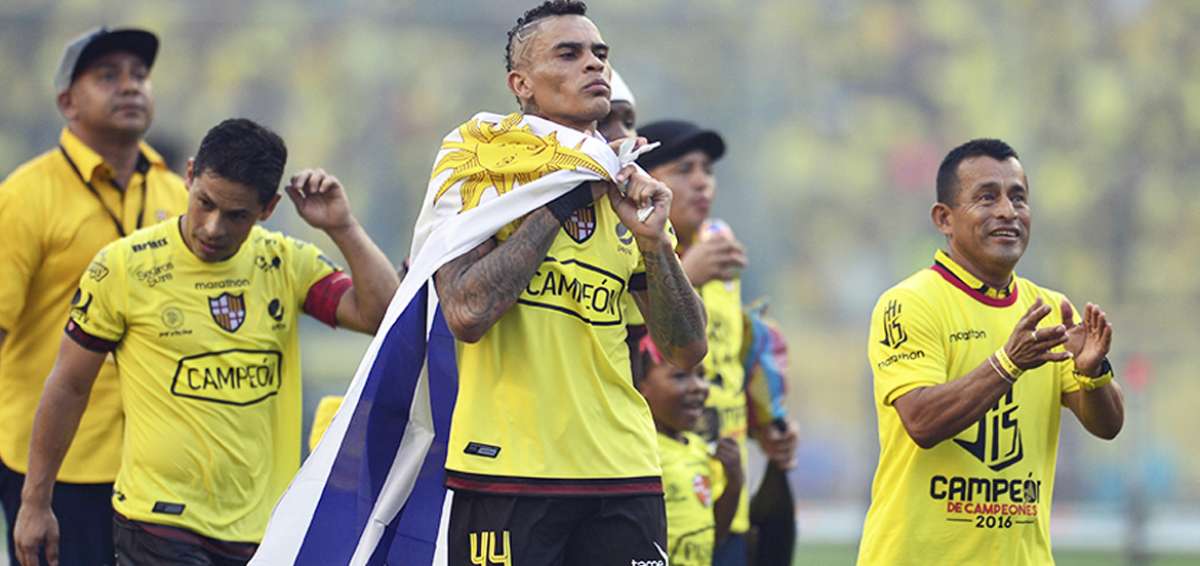 Jonatan &Aacute;lvez se tatu&oacute; el escudo de BSC