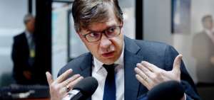 Todd Chapman: "Necesitamos un pedido para restablecer oficina militar"